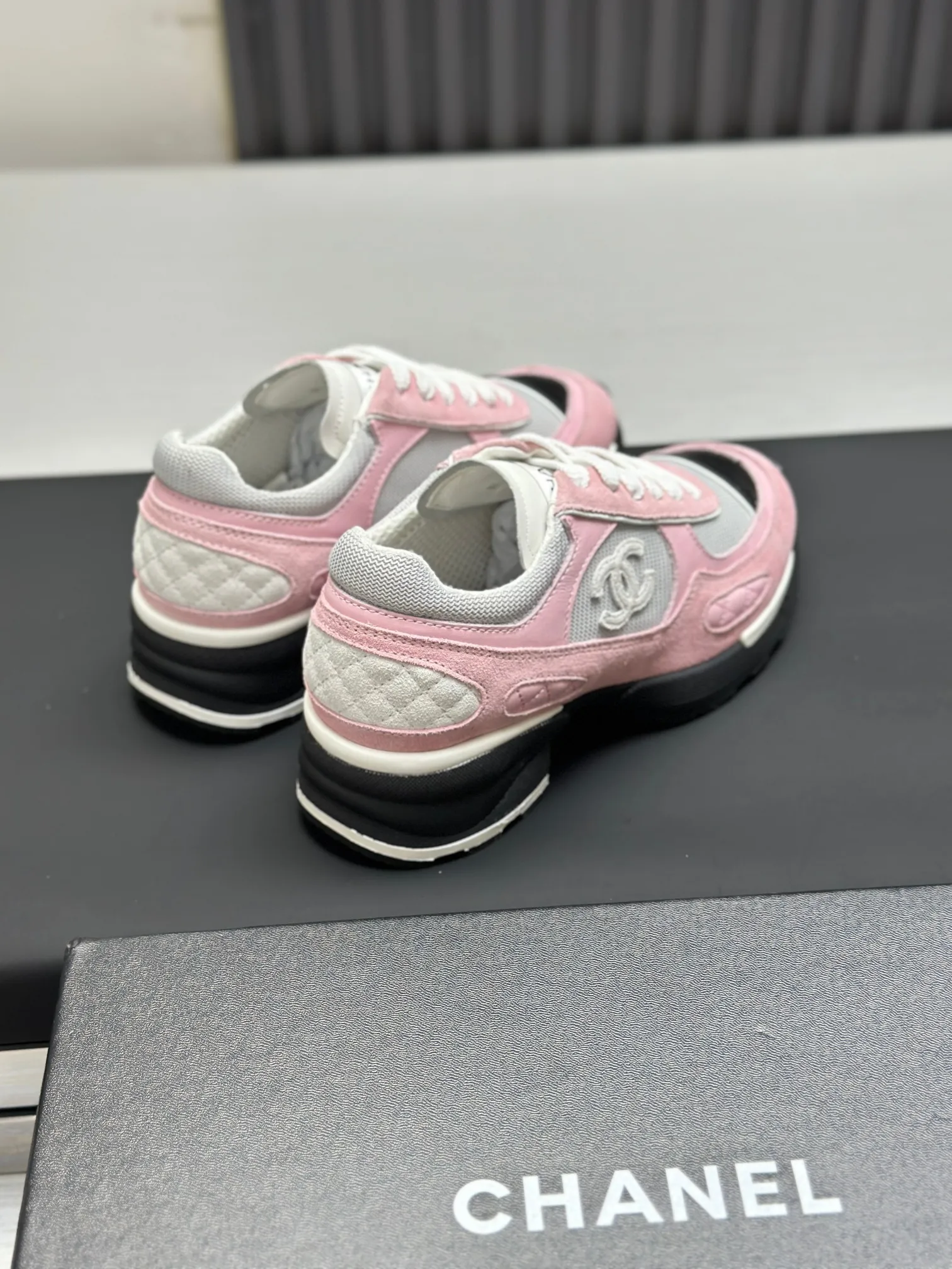 Men's shoes 💰620💰Women's 🚺 Chanel Panda shoes! 2025 counter top casual sports shoes This classic design; the upper is in the style of electric embroidery with various techniques; the outsole is fashionable and sporty; the unusual inclusion of a variety of color matching elements... The diversified mix and match is very good-looking and versatile, and can be used for leisure, fashion, sports, and outdoor... ꫛꫀꪝ Go➫ Materials: ❶Upper made of: original imported first-layer silk cowhide + original waterproof cloth + original first-layer cowhide ❷Inner use: Original Yangli+wang ❸ Outsole based on: Original TPU combination outsole Special counter boutique packaging complete set for women 35–41